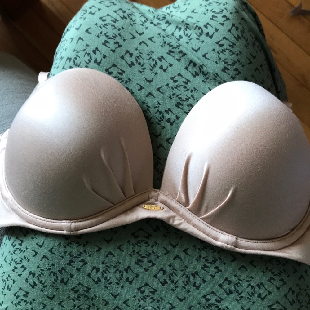 32D Victoria’s Secret strapless, crossback